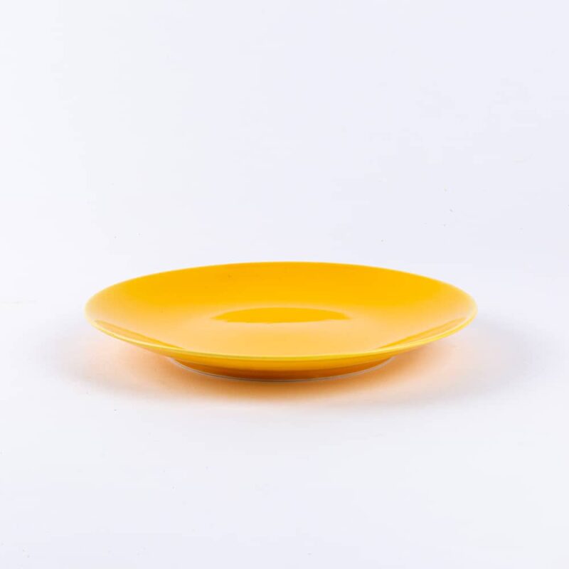 Assiette ronde en porcelaine jaune française. 19 cm
