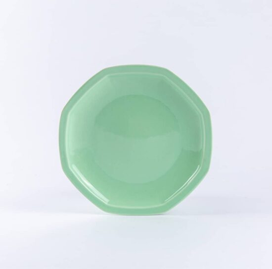 assiette octogonales en porcelaine verte française. 24.5cm