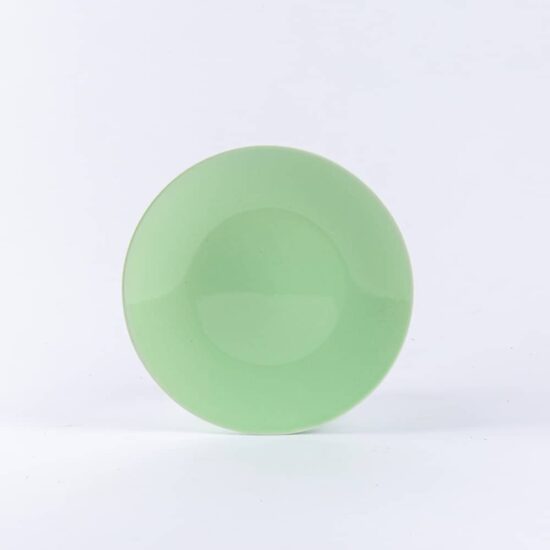 Assiette ronde en porcelaine verte française. 19 cm