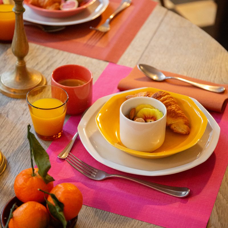 un petit déjeuner responsable avec une porcelaine local et française