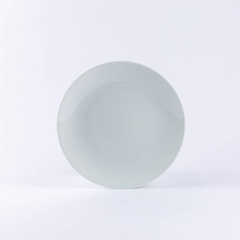 assiette ronde en porcelaine blanche de limoges.
