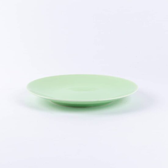 Assiette ronde en porcelaine verte française.