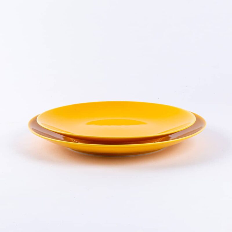 Duo assiettes rondes en porcelaine jaune française. 19 & 24.5cm