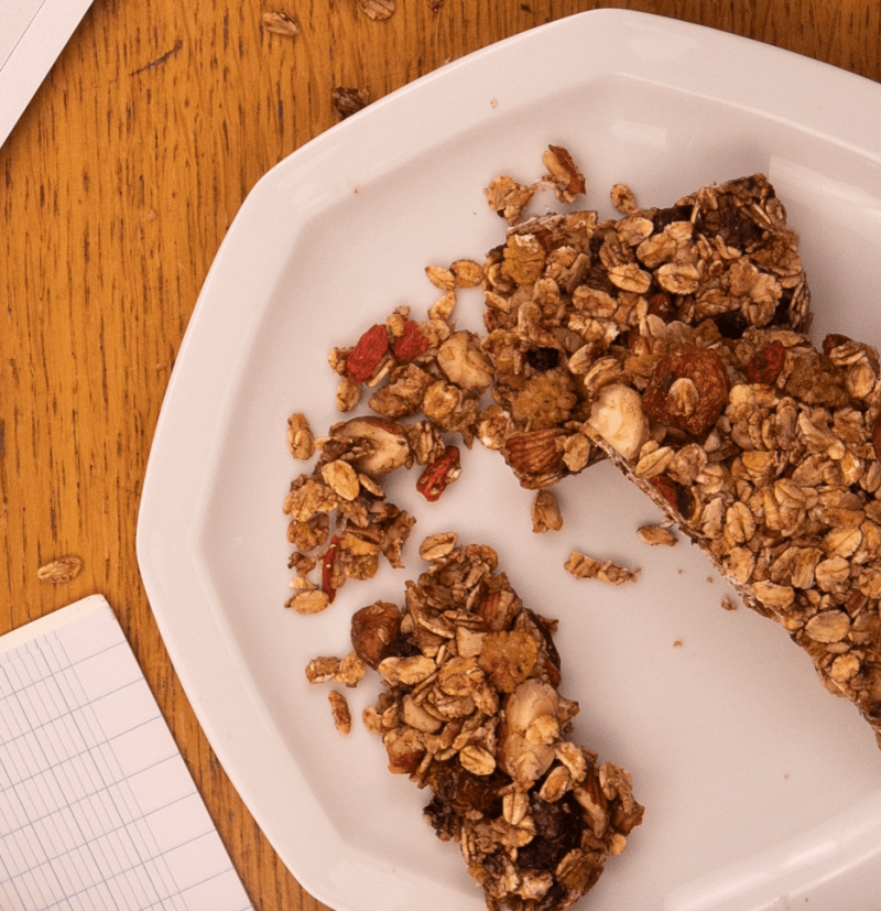 Recette de muesli aux fruits rouges dans notre assiette à dessert en porcelaine blanche de Limoges