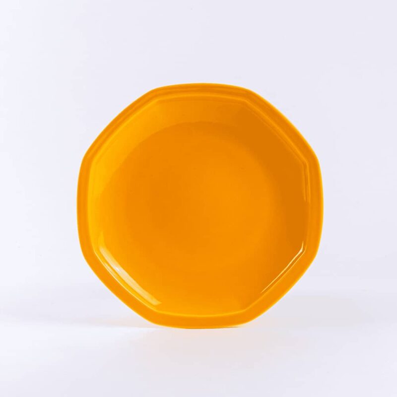Assiettes octogonales en porcelaine jaune française. 24.5cm