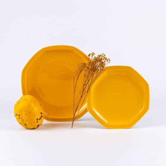 Duo d'assiettes octogonales en porcelaine jaune française. 19 & 24.5cm