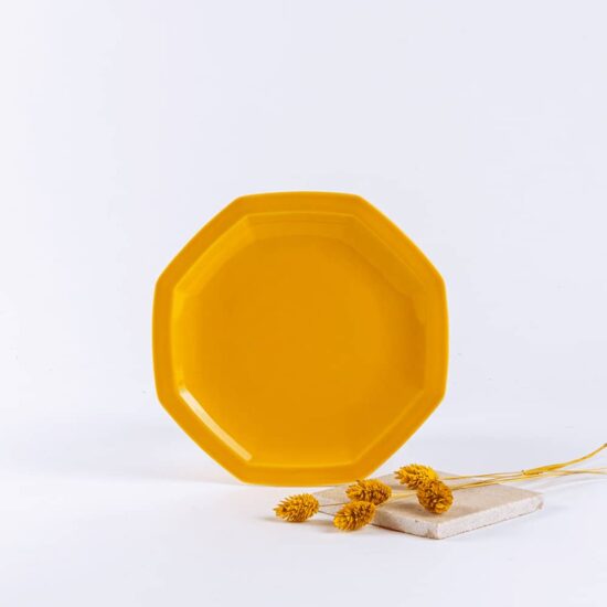 assiette octogonales en porcelaine jaune française. 19cm