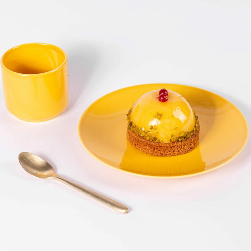 assiette dessert ronde jaune et mug ogre la fabrique-carre