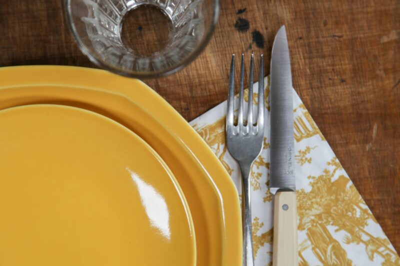 Assiette-en-porcelaine-jaune-solaire