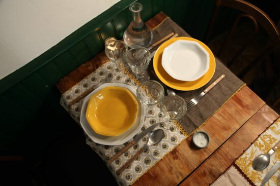 duo de deux assiettes en porcelaine blanche de limoges et verte octogonales