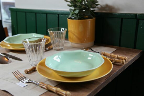 assiette jaune et assiette creuse verte en porcelaine française