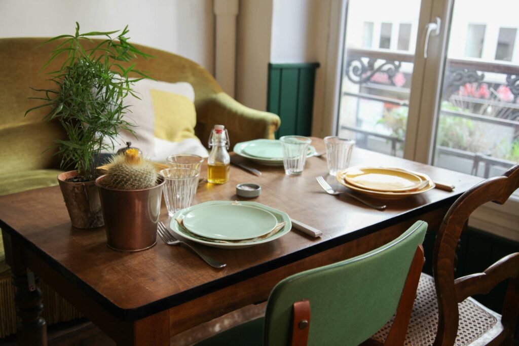 Table-vaisselle-en-ceramique-Mieux-Paris-restaurant-colorée