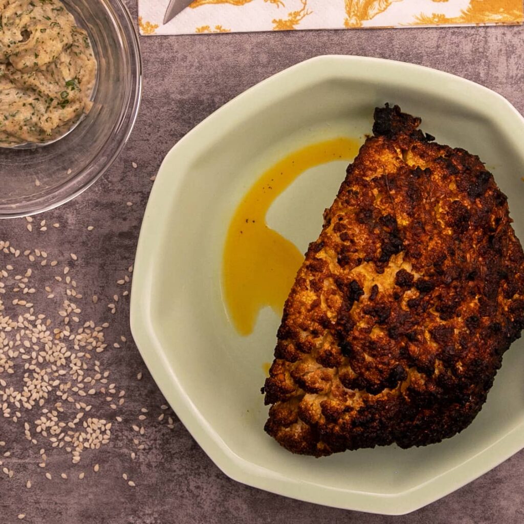 La recette du choux fleur rotis dans nos assuettes creuses en porcelaine verte