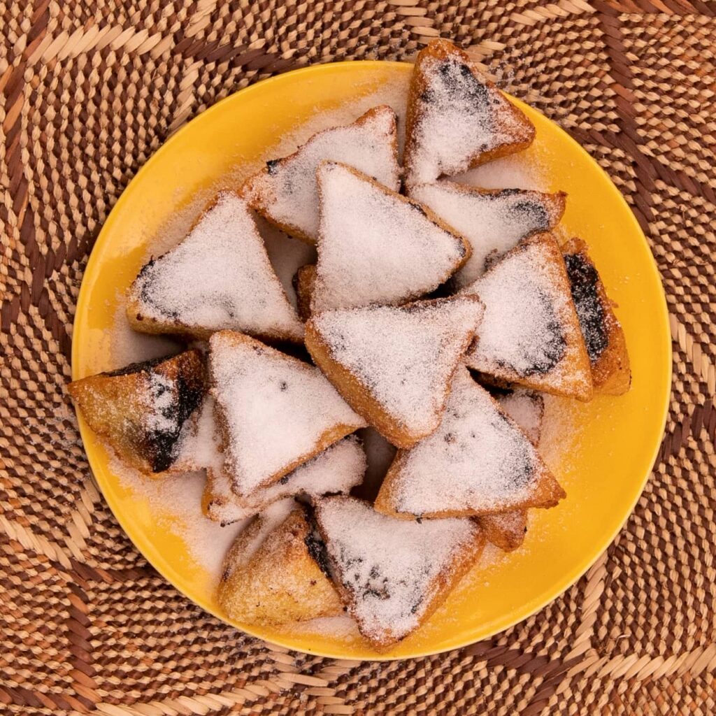 La recette des Makrouts de Mache Bio dans notre assiette ronde en porcelaine jaune française