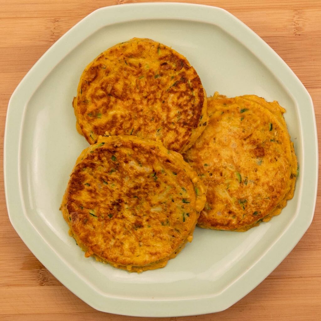 Recette de pancakes aux légumes dans l’assiette principale en porcelaine verte intemporelle OGRE La Fabrique