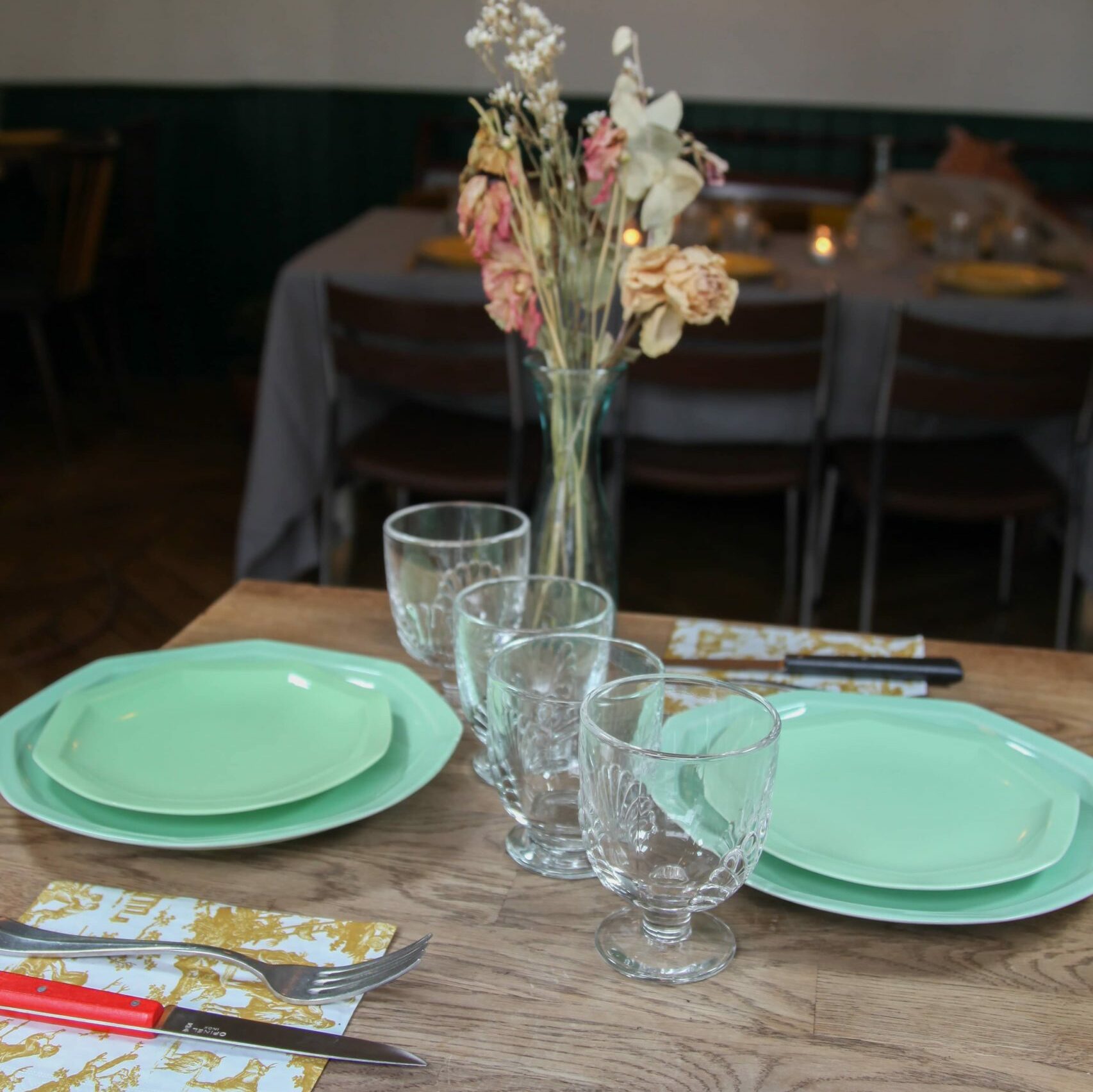 Assiettes vertes, un service de table moderne français