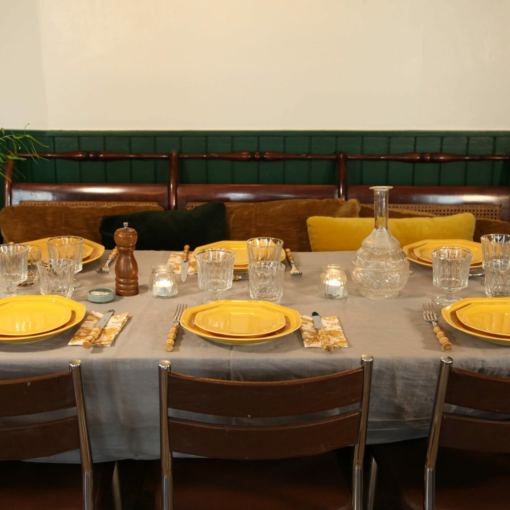 Table en porcelaine jaune française