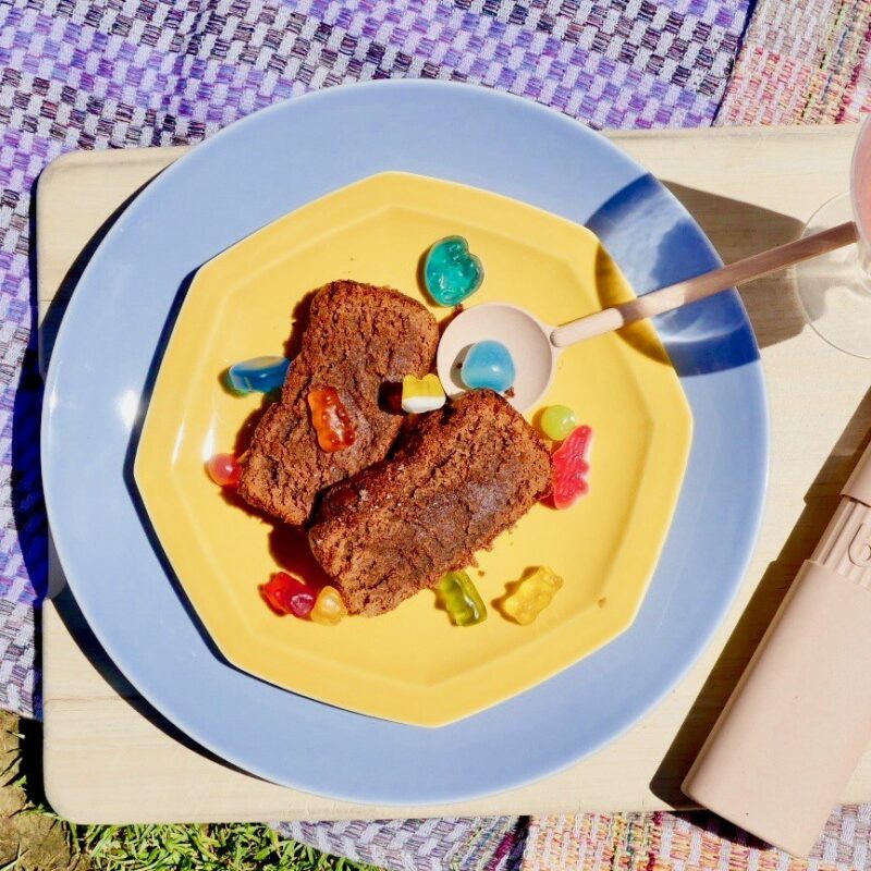 grande-assiette-ronde-bleue-assiette-a-dessert-jaune