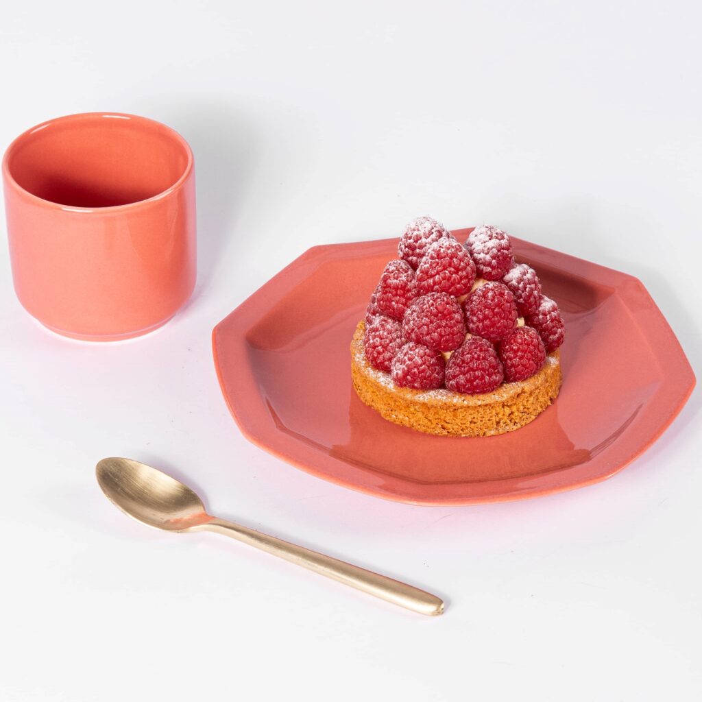 assiette-octogonale-terracotta-dessert-tarte-framboise-carre
