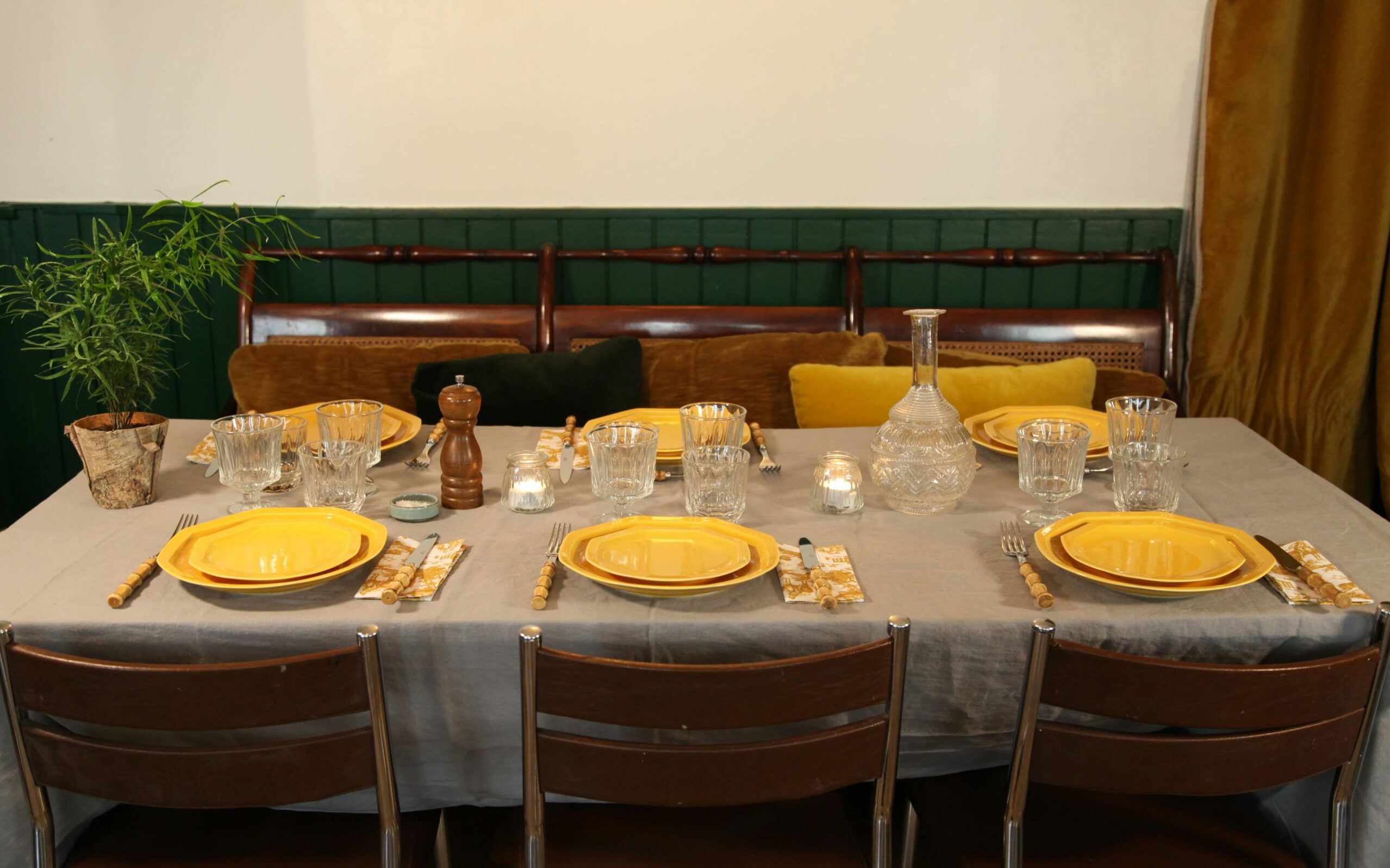 Table-a-manger-en-porcelaine-jaune-française