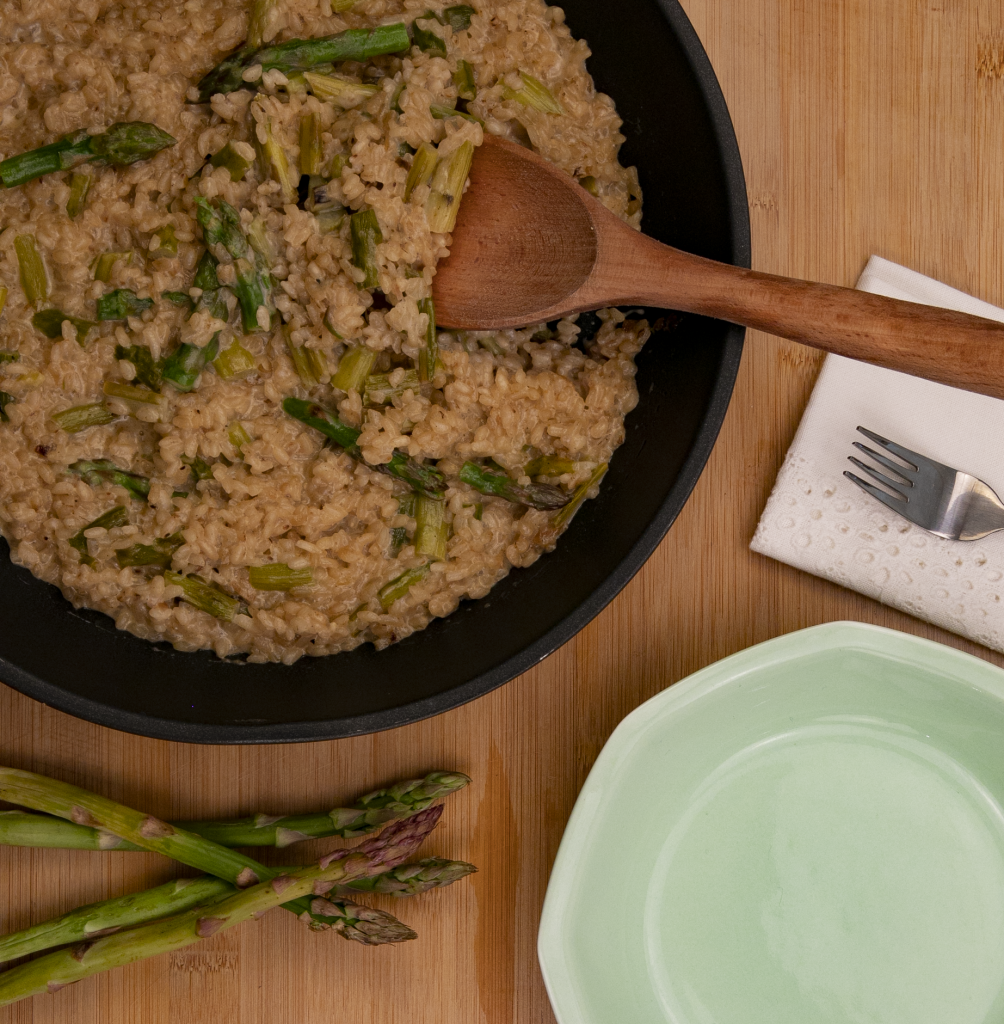 Recette de risotto aux asperges vertes végétarien dans l’assiette creuse intemporelle OGRE La Fabrique